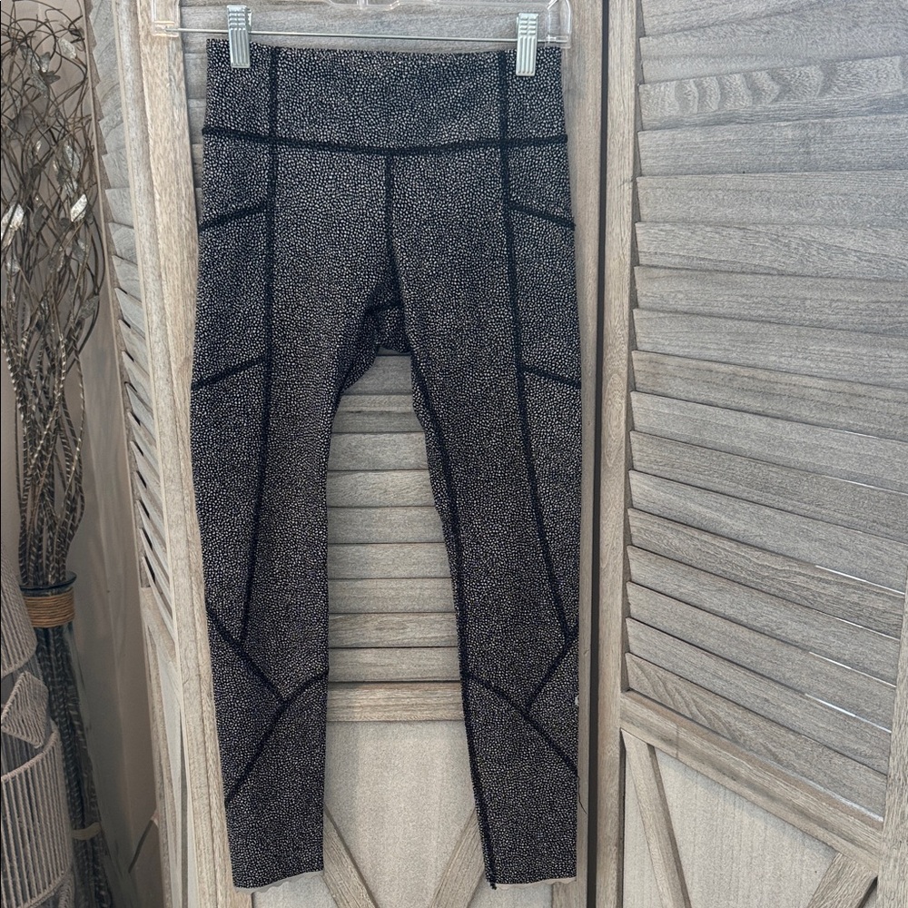 126Lululemon Tight Stuff Leggings II chakra alpine White  black size 4 pre owned